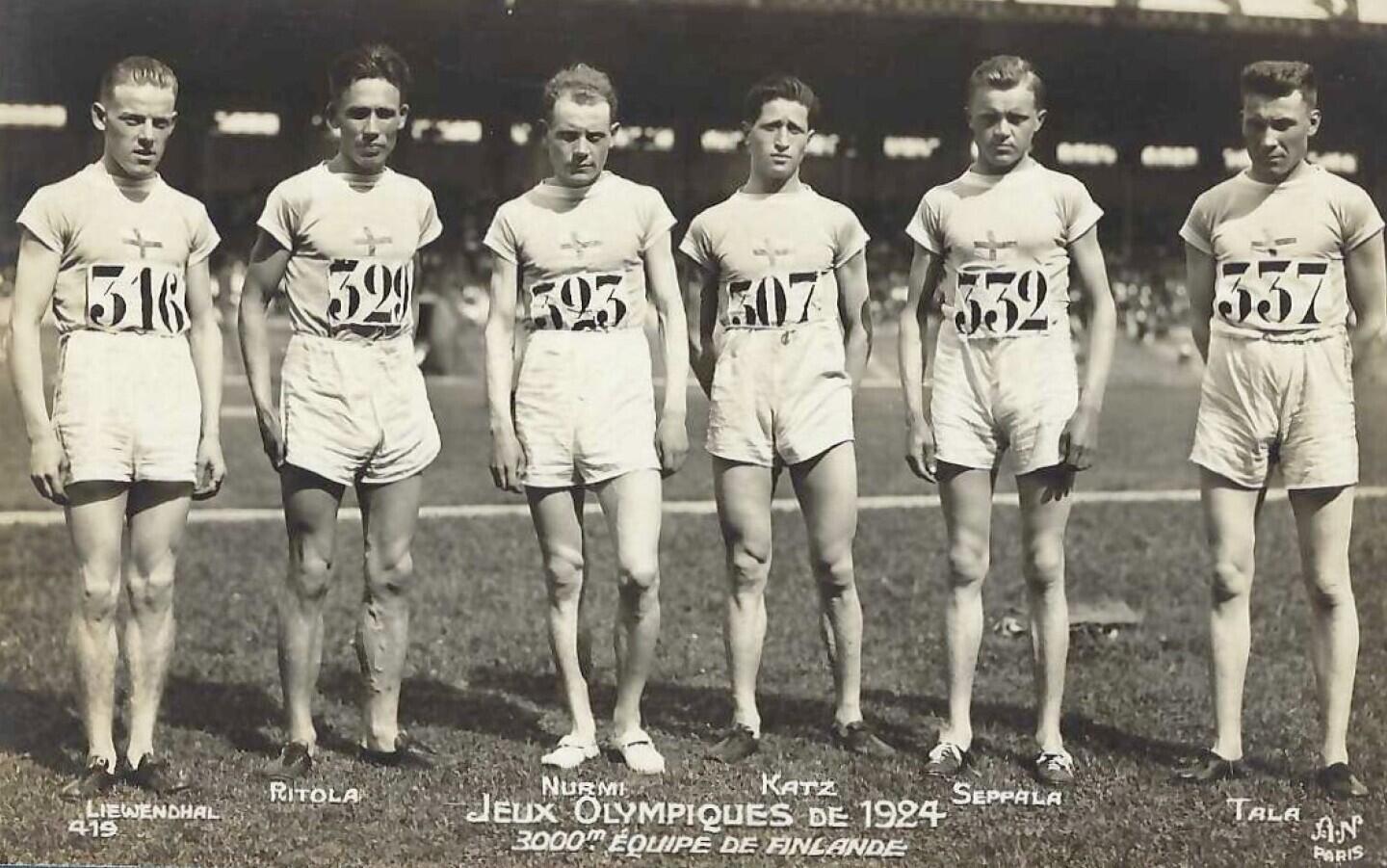 Miembros del equipo finlandés de atletismo en los Juegos Olímpicos de 1924, incluidos Ville Ritola y Paavo Nurmi.